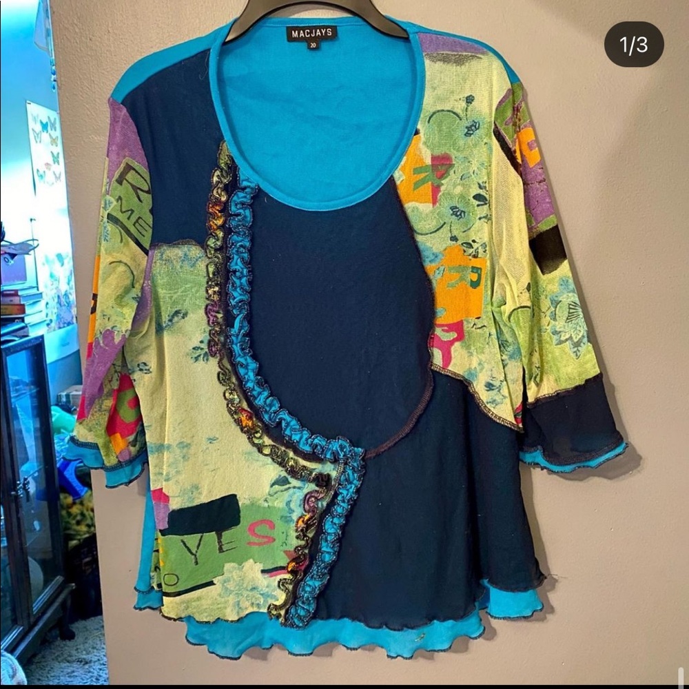 Funky 🔝 !!! Super cute and could be styled in any way. Fits basically as a OS.